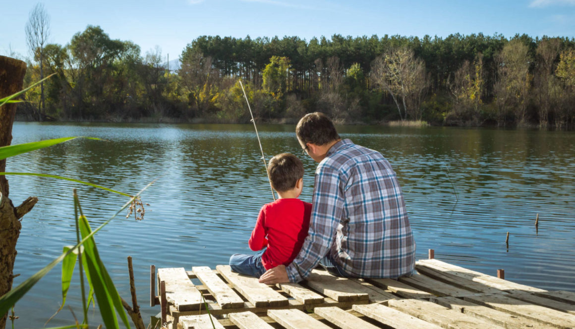 Ojciec z synem na rybach